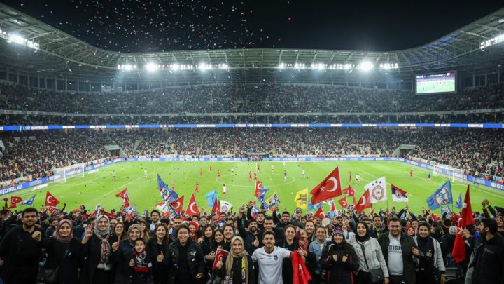 Fenerbahçe’den Kadın ve Öğrenci Taraftarlara %50 Maç Bileti Desteği